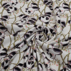 Bomuldsjersey med babypandaer, der klatrer på bambusgrene - råhvid baggrund