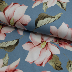 Økologisk bomuldsjersey med store lyserøde blomster og grønne blade på lyseblå baggrund