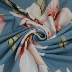 Økologisk bomuldsjersey med store lyserøde blomster og grønne blade på lyseblå baggrund