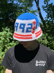 Hæklet bøllehat til FCK-fans, der er blå foroven, har et hvidt felt foran, hvor der er hæklet 1992 i blå.