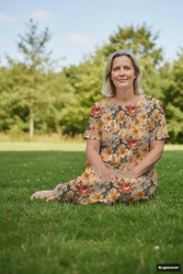 Kvinde med kjole i bomuldsjersey med romantisk blomsterprint